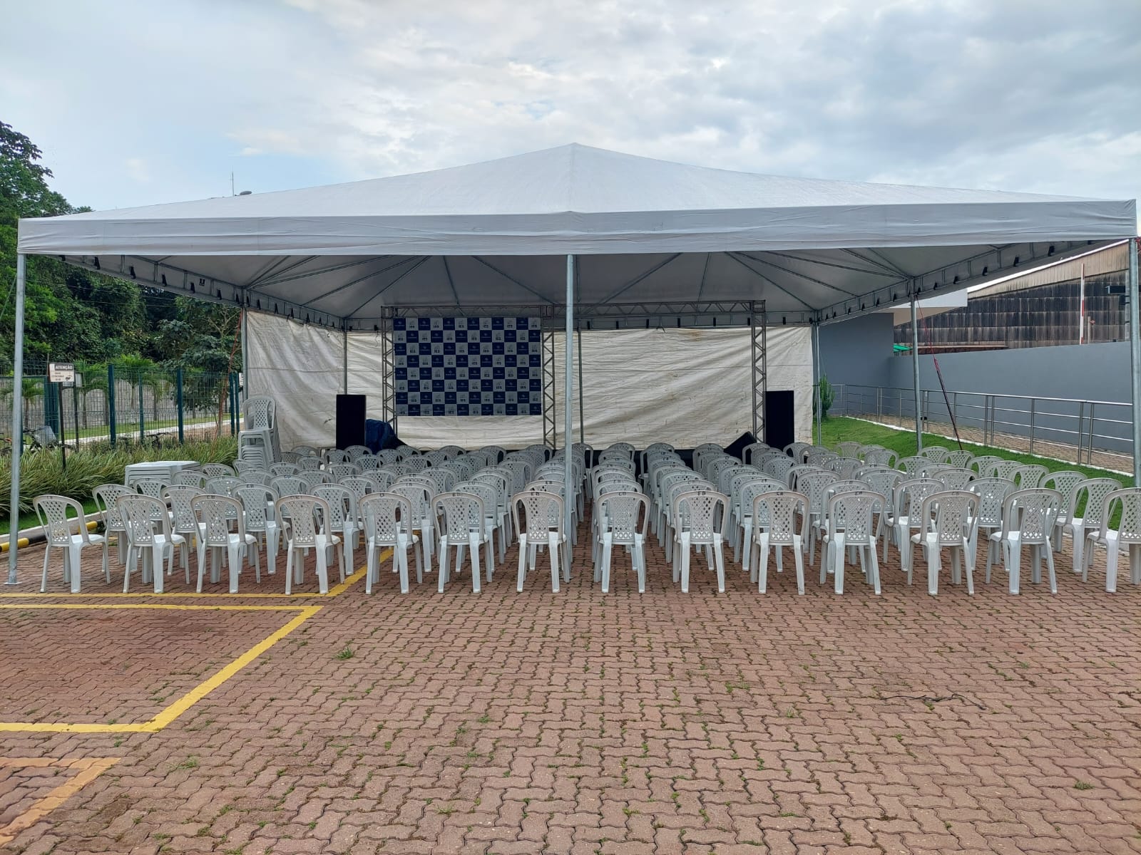 Tenda grande com cadeiras montada pela Andersom Produções para formatura em Belém
