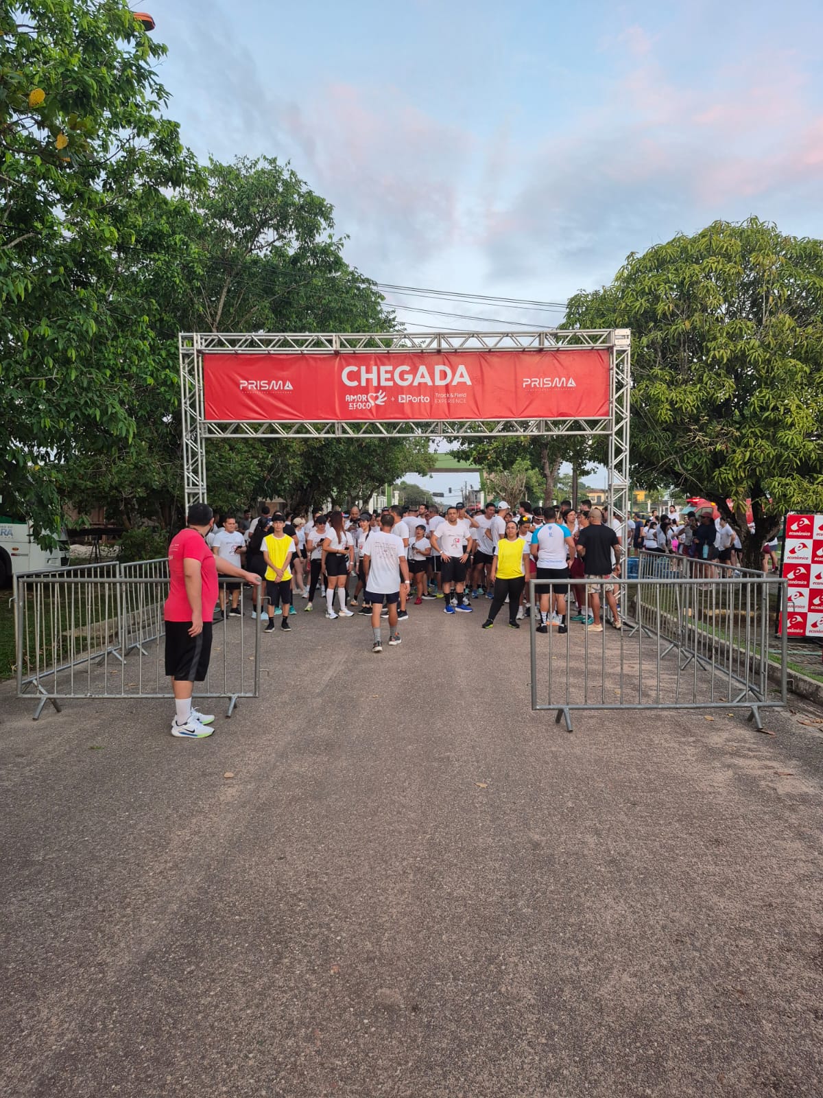 Grades de contenção montadas em pórtico de chegada de corrida de rua em Belém-PA