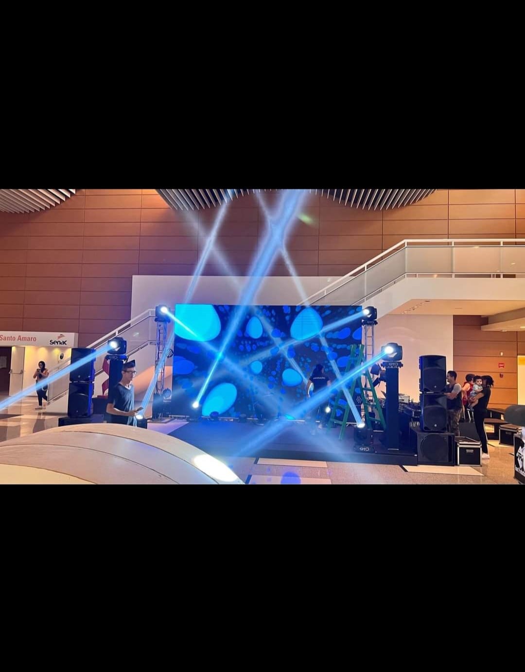 Beams azuis cruzados e painel de LED em palco montado pela Andersom Produções no Senac Santo Amaro em Belém-PA