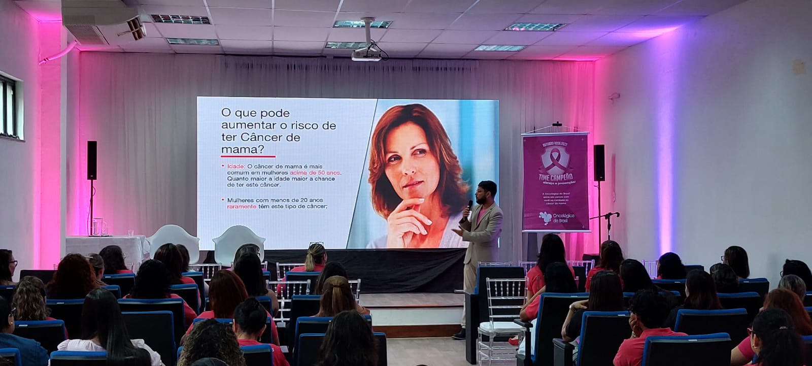Painel de LED montado pela Andersom Produções para palestra do Outubro Rosa em Belém-PA