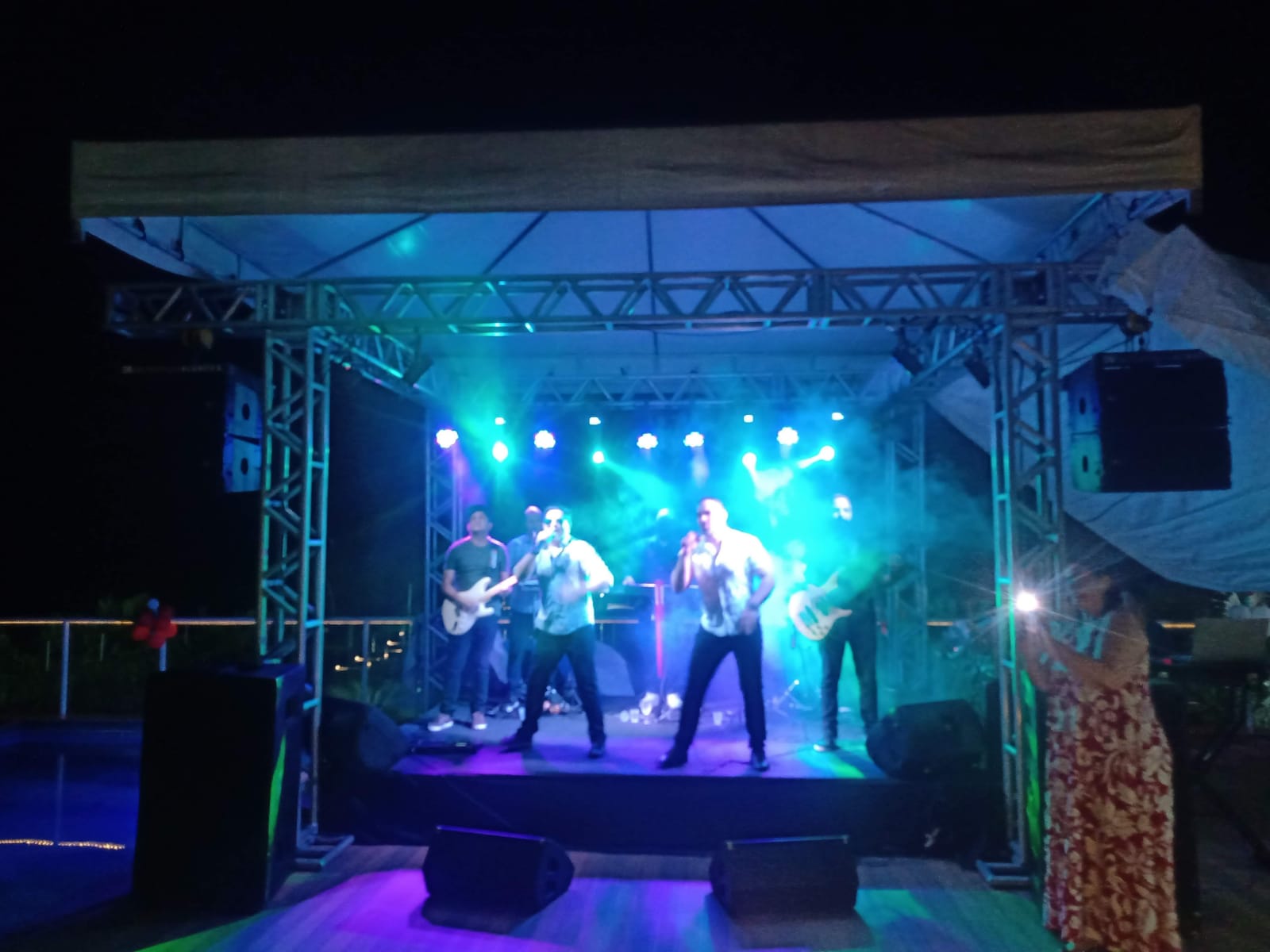 Palco para banda em evento noturno à beira da piscina em Belém-PA
