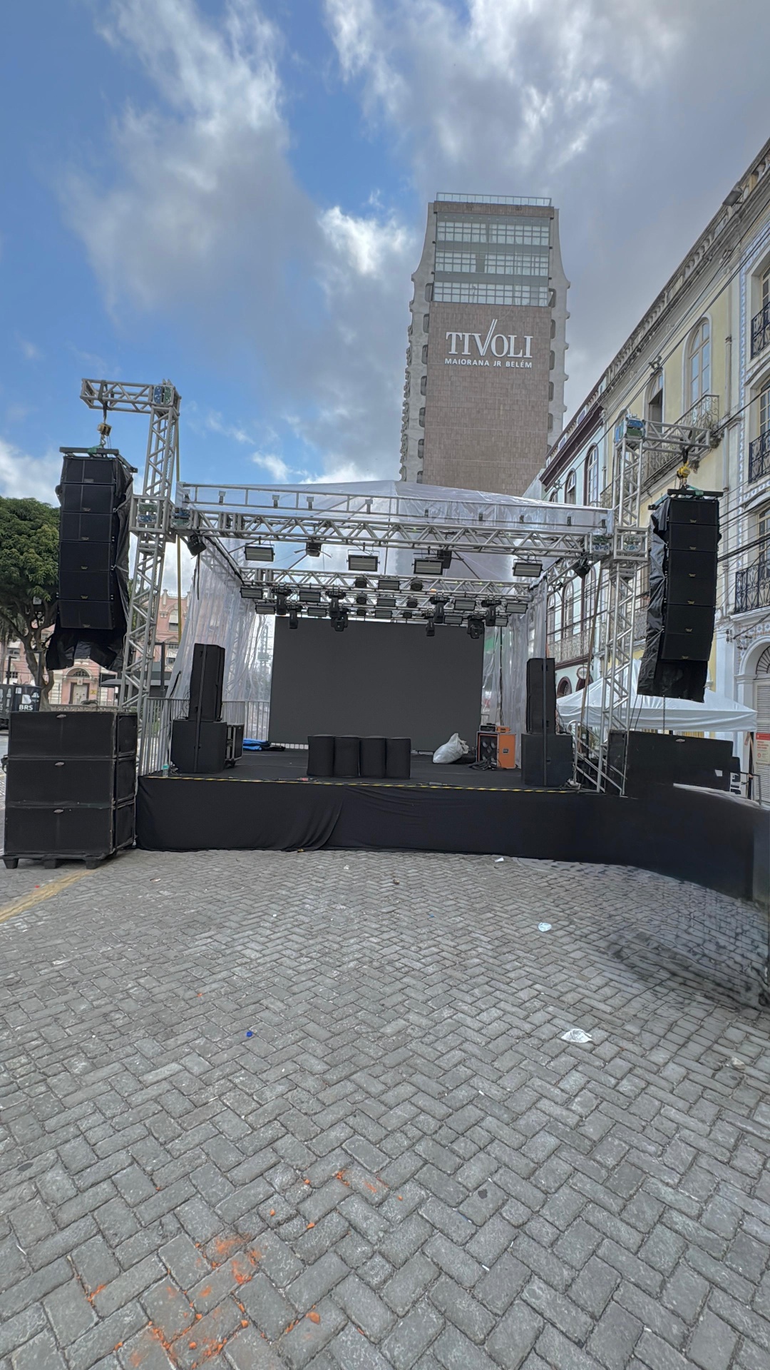 Palco de grande porte com line array montado em frente ao Tivoli em Belém-PA - Andersom Produções