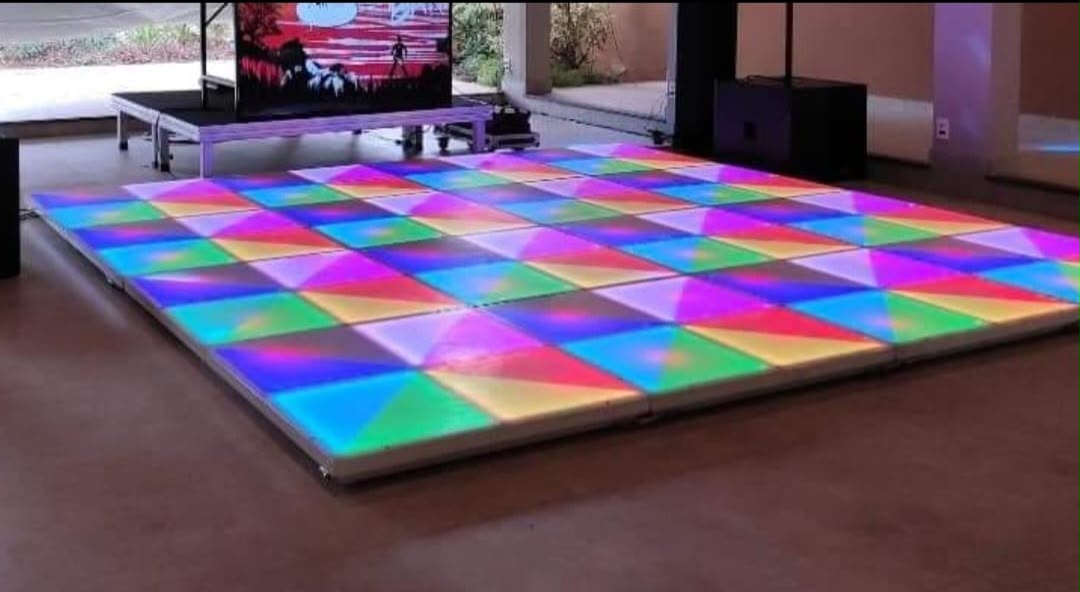 Pista de LED RGB colorida arco-íris montada em salão para evento em Belém-PA - Andersom Produções