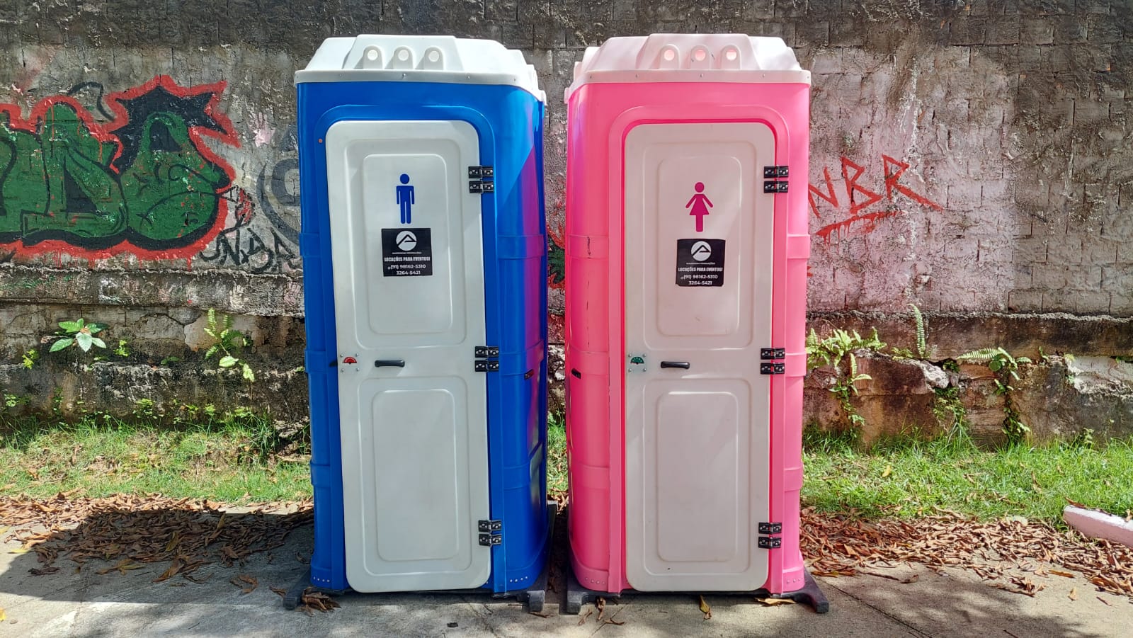 Par de banheiros químicos masculino e feminino instalados em evento em Belém-PA