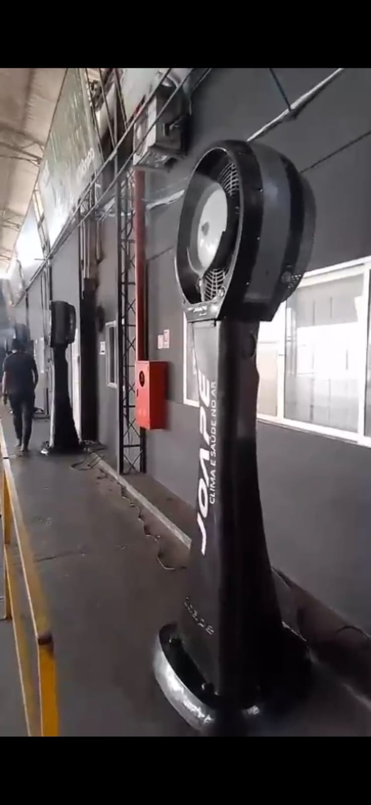 Sequência de climatizadores Joape Clima e Saúde no Ar instalados em galpão em Belém-PA