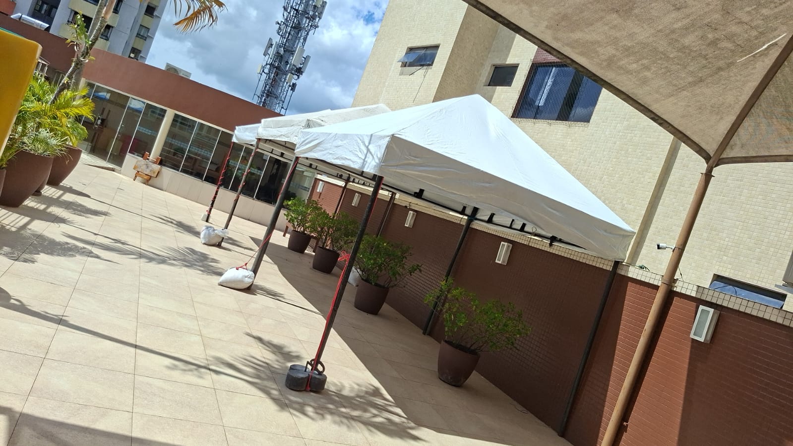 Tendas 3x3 montadas em condomínio em Belém pela Andersom Produções