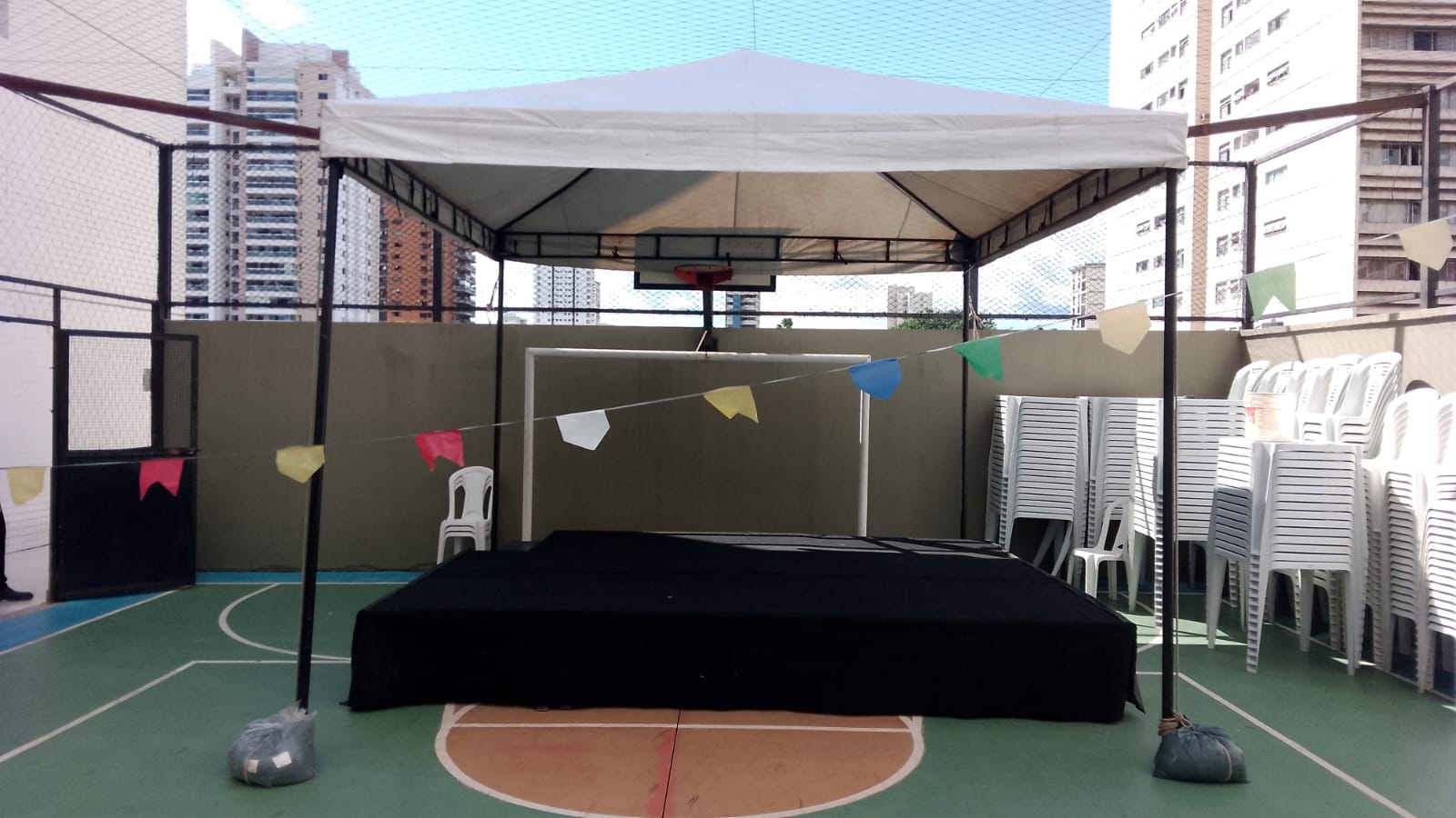 Tenda com palco montada em quadra para festa junina em Belém - Andersom Produções
