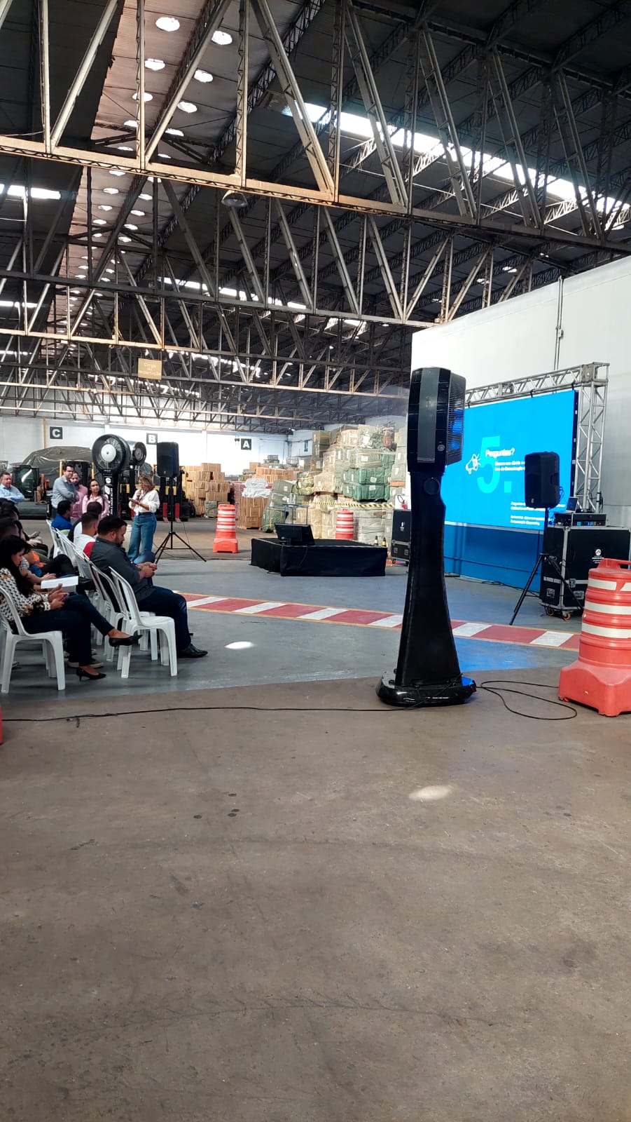 Climatizador Joape em evento corporativo em galpão com palco e painel de LED em Belém-PA